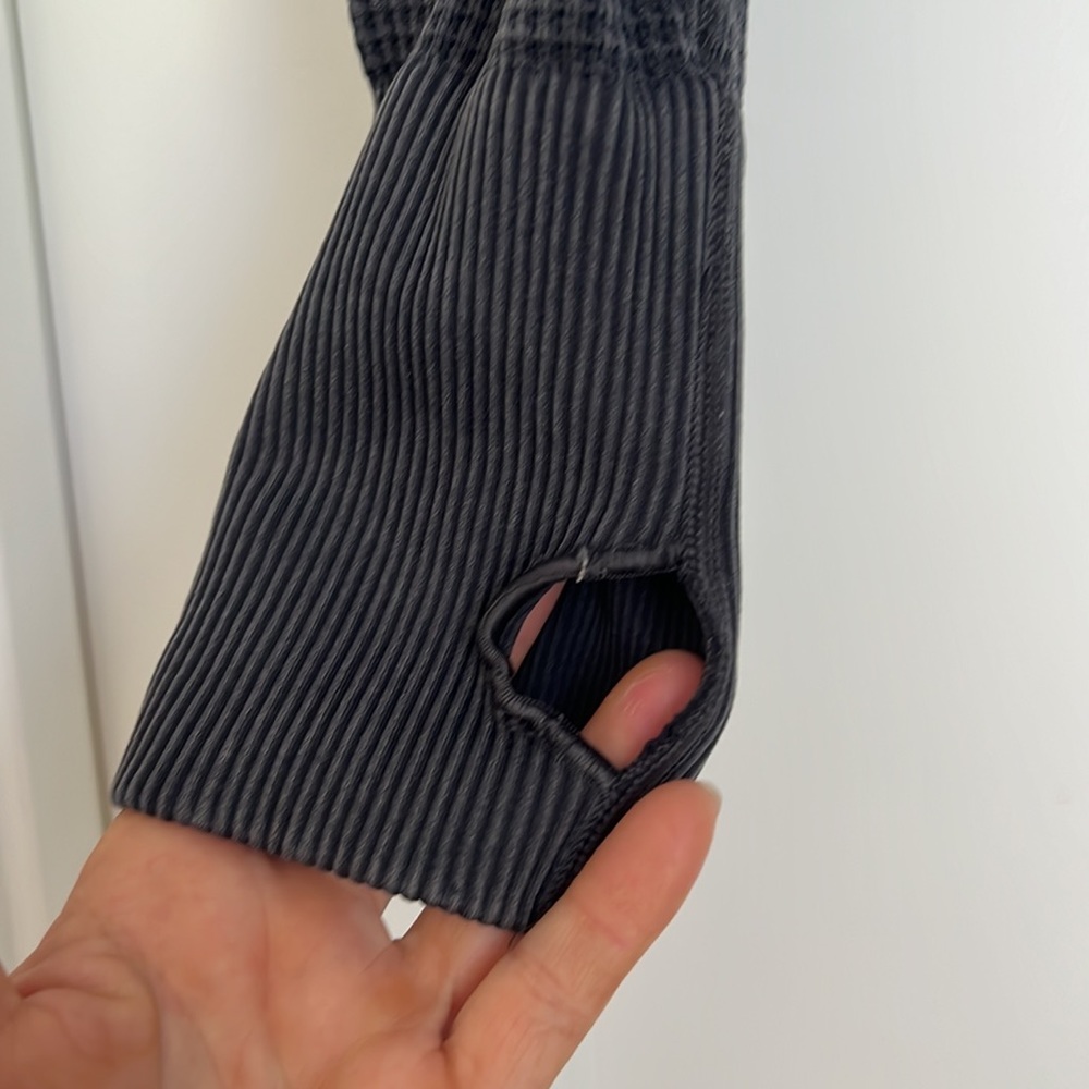 Cropped aerie Offline waffle long sleeve top w thumb holes - Picture 3 of 4